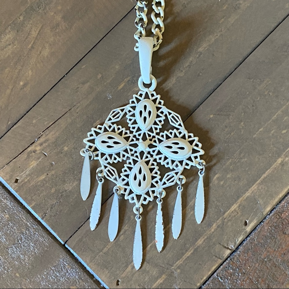 Vintage fringed white medallion pendant necklace